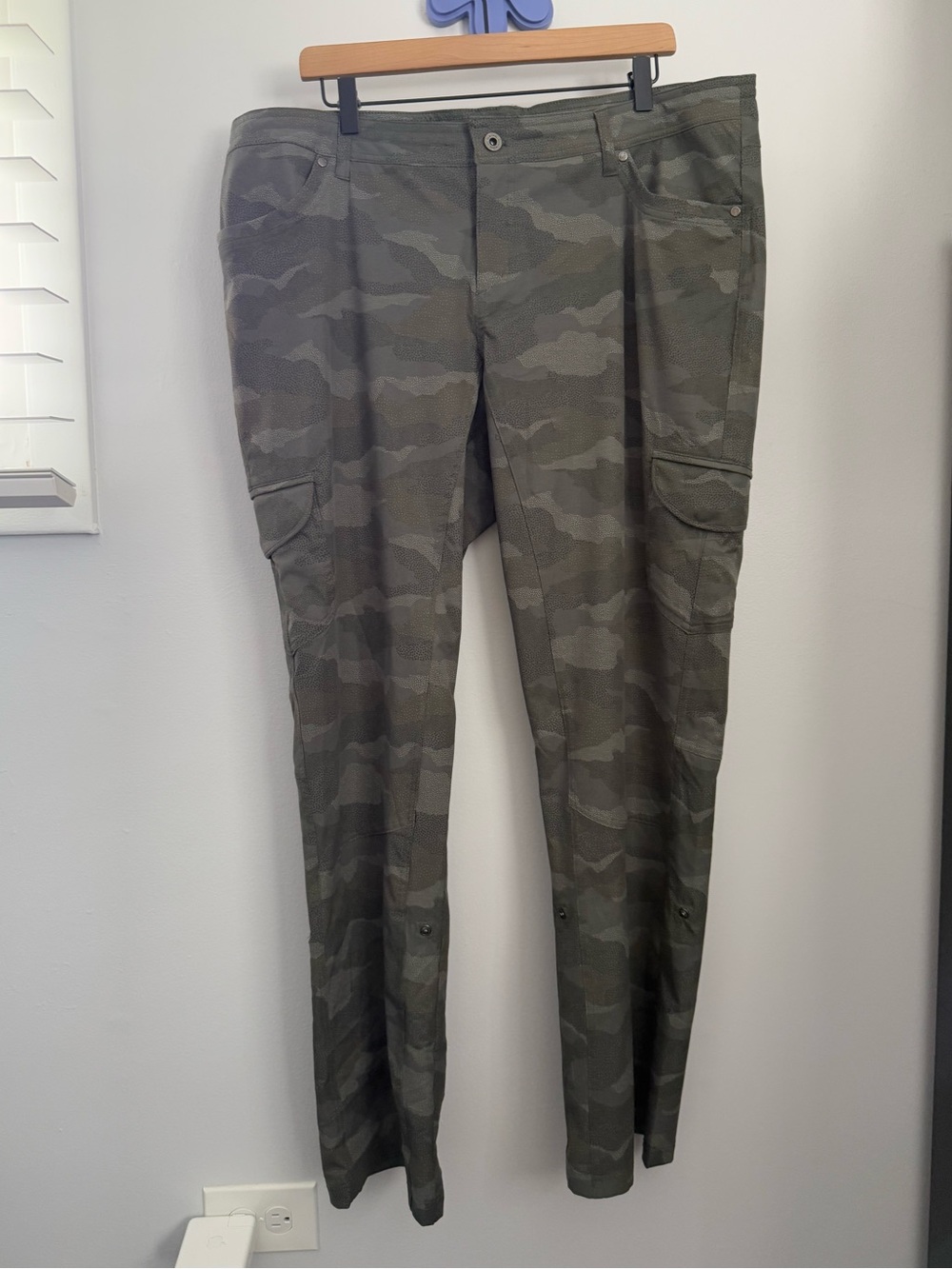 Kuhl 18W Freeflex Roll Up Convertible Pants Camo Green Travel Hike Outdoor Trail